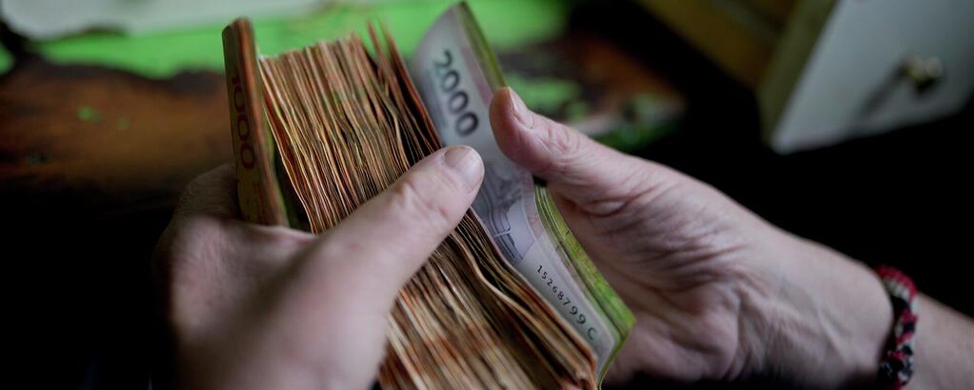 Un trabajador cuenta dinero en un supermercado en Buenos Aires, Argentina - Sputnik Mundo, 1920, 09.04.2026