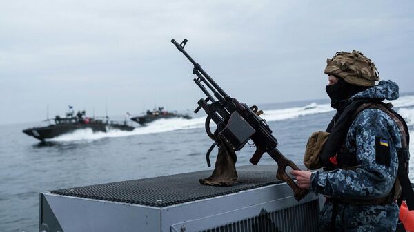 Un militar ucraniano de las Fuerzas Navales Militares permanece de pie en una embarcación durante una patrulla sobre la costa del mar Negro en la región de Odesa, Ucrania, el 27 de marzo de 2025  - Sputnik Mundo