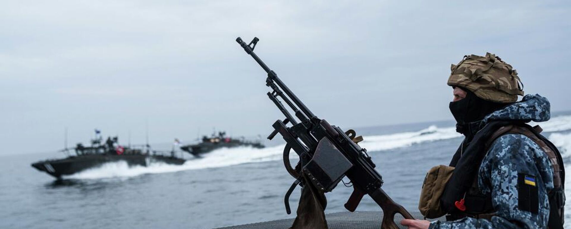 Un militar ucraniano de las Fuerzas Navales Militares permanece de pie en una embarcación durante una patrulla sobre la costa del mar Negro en la región de Odesa, Ucrania, el 27 de marzo de 2025  - Sputnik Mundo, 1920, 09.04.2026