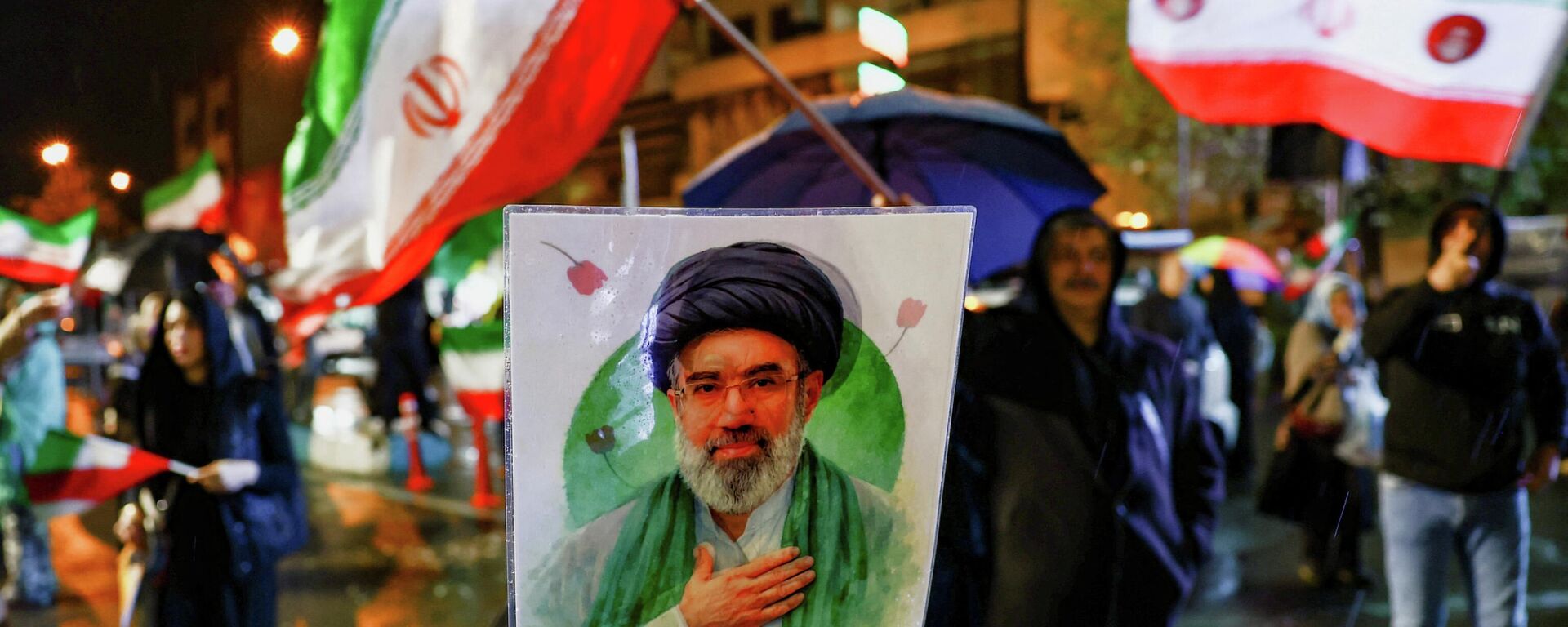 Una mujer sostiene un cartel que muestra al nuevo líder supremo de Irán, Mojtabá Jameneí, durante una manifestación antiestadounidense y antiisraelí, en medio del conflicto entre Estados Unidos e Israel con Irán, en Teherán, Irán, el 26 de marzo de 2026 - Sputnik Mundo, 1920, 09.04.2026