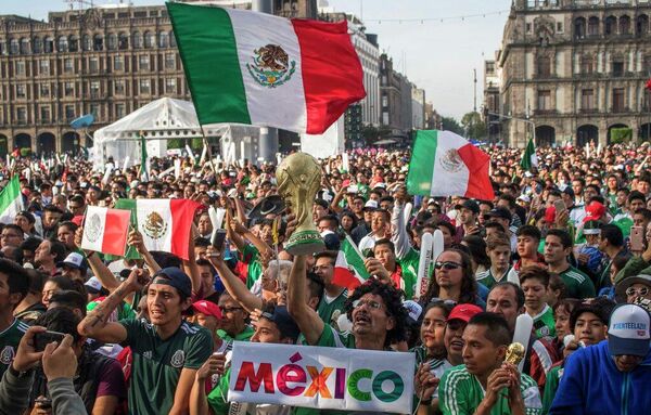La afición mexicana en el Zócalo de la Ciudad de México - Sputnik Mundo
