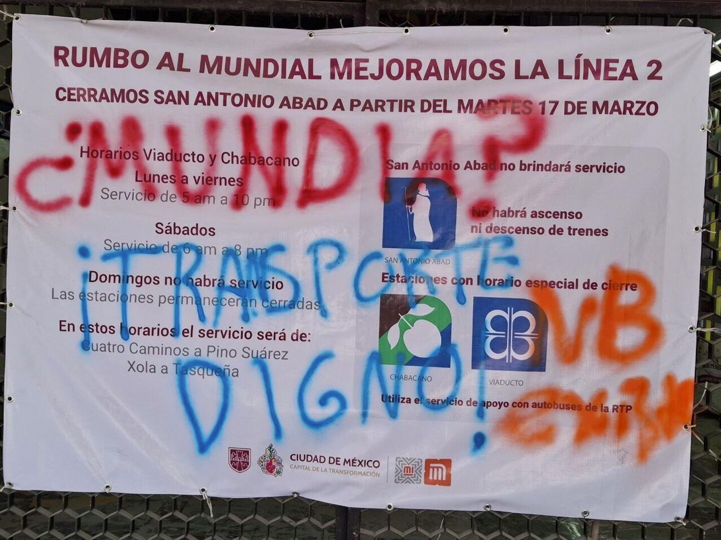 Una consigna de protesta en un letrero oficial colocado afuera del Metro de la Ciudad de México, en la estación San Antonio Abad.  - Sputnik Mundo