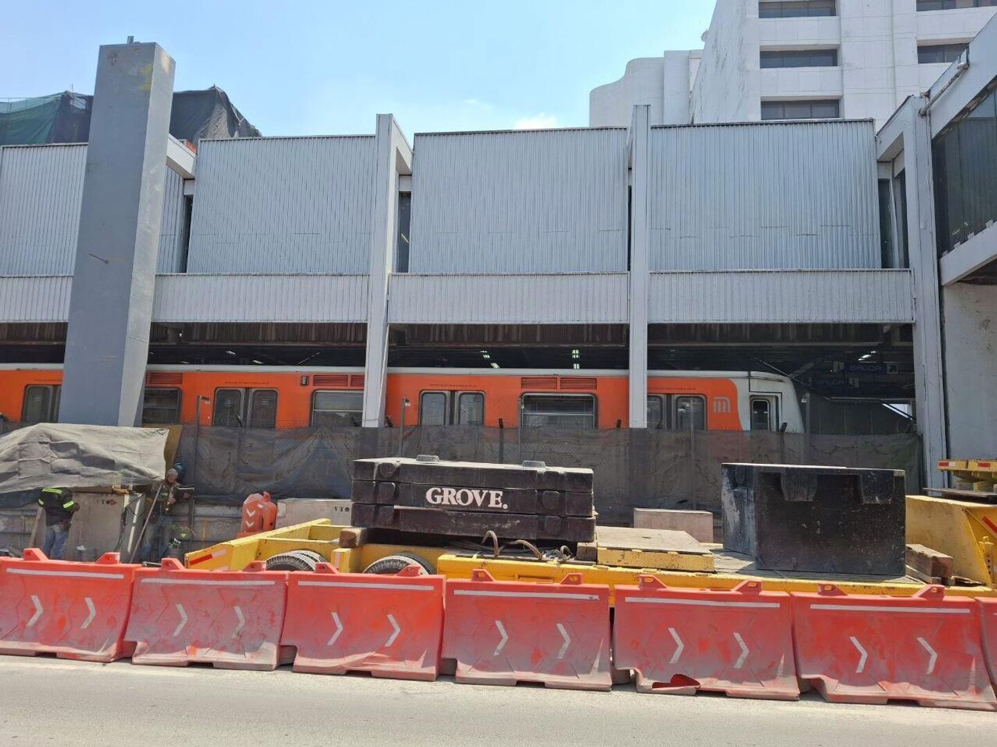 La estación San Antonio Abad de la Línea 2 del Metro permanece cerrada y en obras. Arriba se construirá la Calzada flotante para peatones y ciclistas, aún en construcción.  - Sputnik Mundo