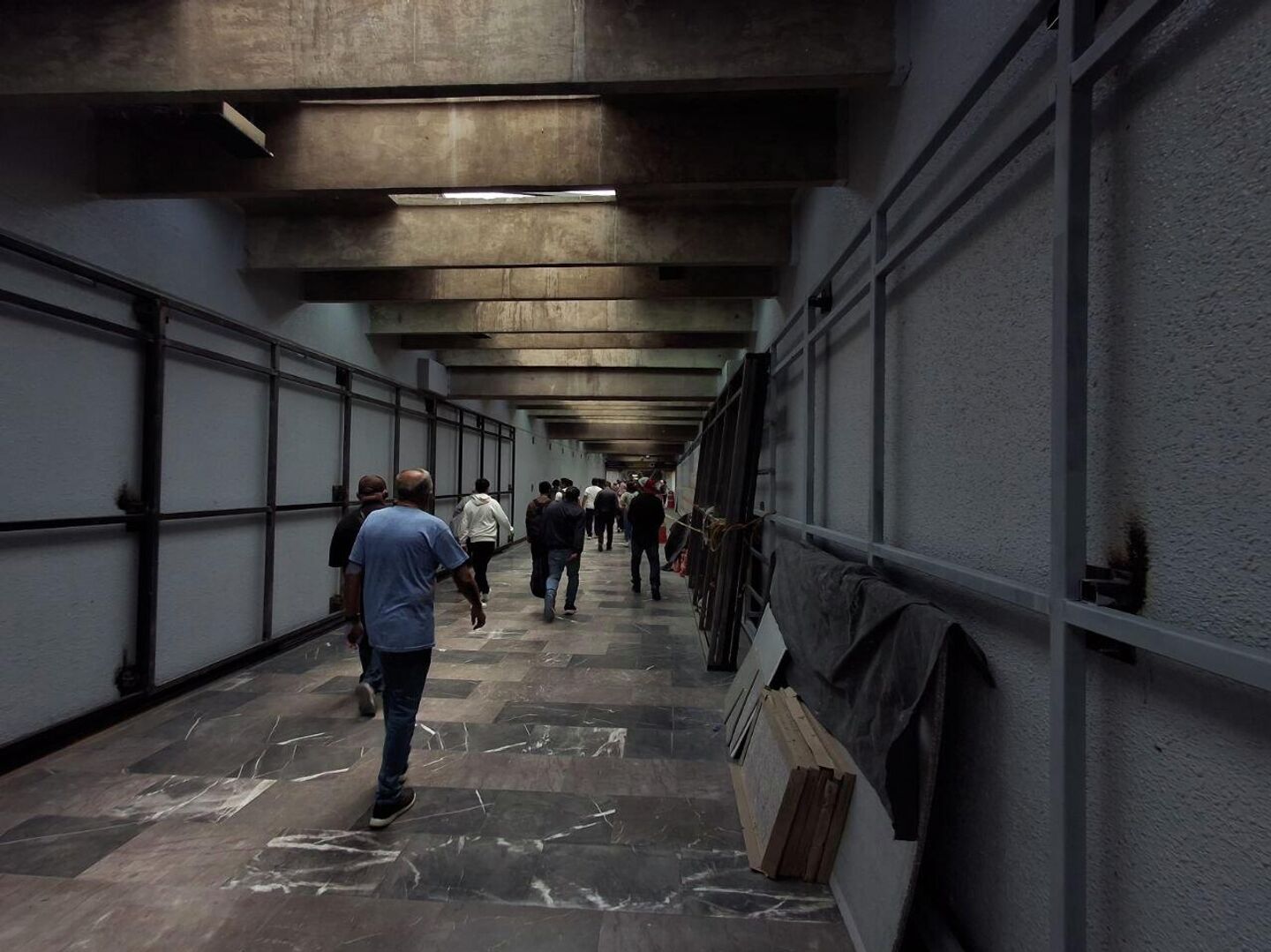 Así luce un pasillo de la estación Chabacano de la Línea 2 del Metro de la Ciudad de México, en abril de 2026 - Sputnik Mundo