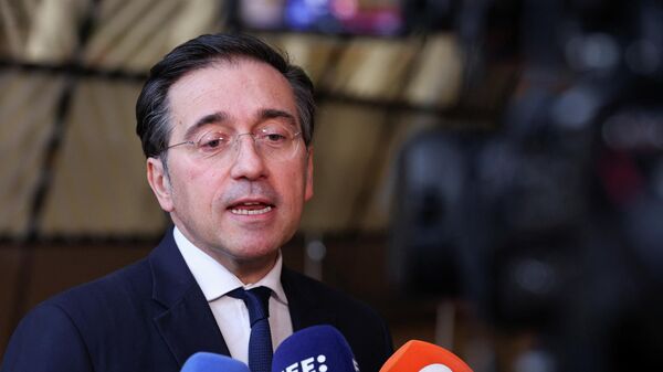 José Manuel Albares, ministro de Asuntos Exteriores español, habla con los medios de comunicación a su llegada a la reunión de ministros de Energía y Asuntos Exteriores de la Unión Europea en Bruselas, Bélgica, el 16 de marzo de 2026  - Sputnik Mundo