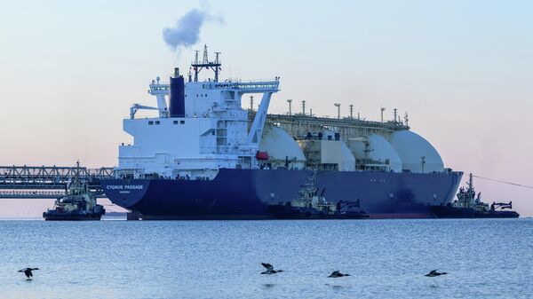 El buque metanero Cygnus Passage en el muelle de la planta de procesamiento de gas natural licuado (GNL) del proyecto Sajalín-2. - Sputnik Mundo