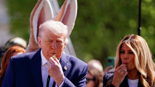 Президент США Дональд Трамп и первая леди Мелания Трамп свистят в свистки во время традиционного катания пасхальных яиц в Белом доме в Вашингтоне, США - Sputnik Mundo