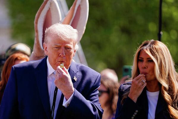 El presidente de EEUU, Donald Trump, y la primera dama, Melania Trump, soplan silbatos durante el Rollo de Huevos de Pascua de la Casa Blanca en Washington, D.C., Estados Unidos. - Sputnik Mundo