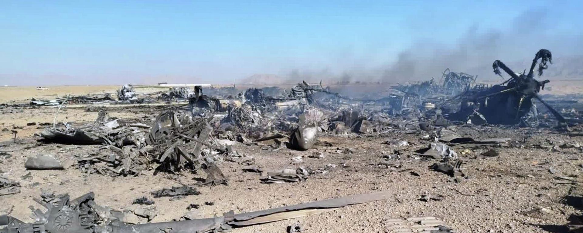 Restos en el lugar del accidente de un avión de transporte estadounidense y dos helicópteros, en la provincia de Isfahán, Irán. - Sputnik Mundo, 1920, 30.04.2026