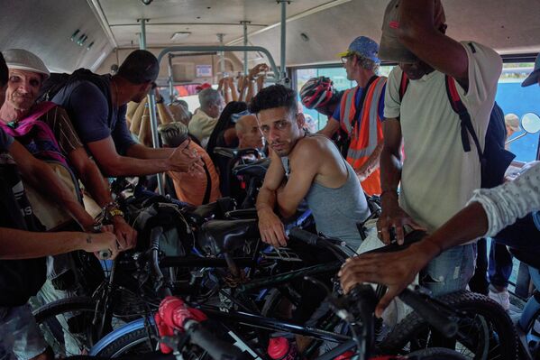 Personas con sus bicicletas y motocicletas cruzan el Túnel de La Habana en un autobús público, Cuba. - Sputnik Mundo