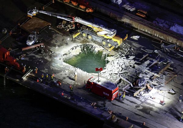 Vista aérea del lugar donde tres personas resultaron gravemente heridas y una desapareció tras caer desde una altura de aproximadamente 40 metros debido al colapso de andamios en la obra de JFE Steel en Kawasaki, Japón. - Sputnik Mundo