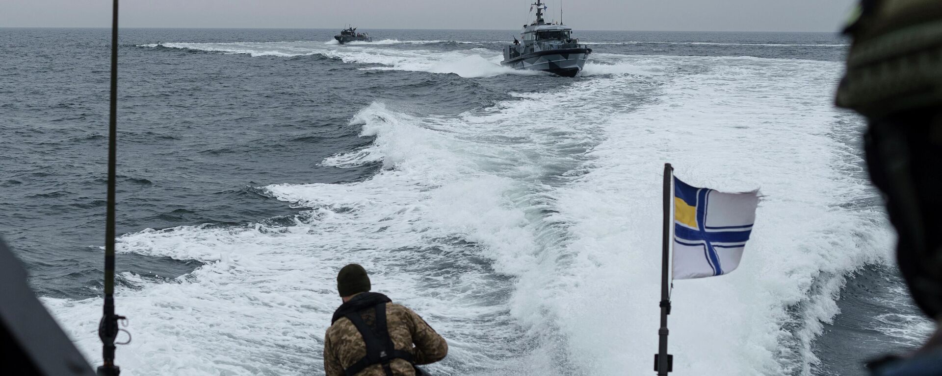 Un militar ucraniano de la Armada se para en un bote durante una patrulla sobre la costa del mar Negro de la región de Odesa, Ucrania, el 27 de marzo de 2025 - Sputnik Mundo, 1920, 11.04.2026