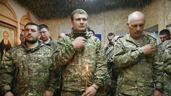 Servicio religioso de Pascua en una iglesia excavada en la tierra en la región de Zaporozhie  - Sputnik Mundo