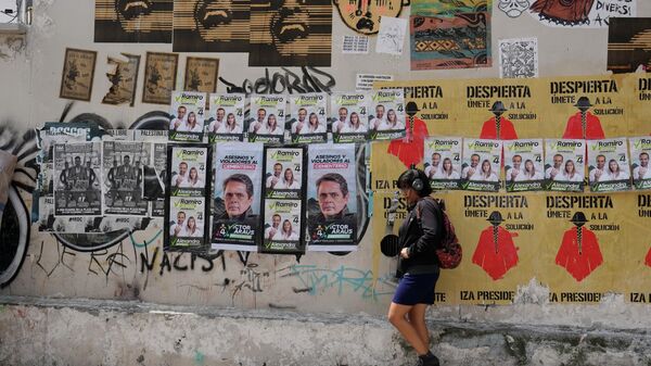 Mujer caminando por las calles de Ecuador - Sputnik Mundo