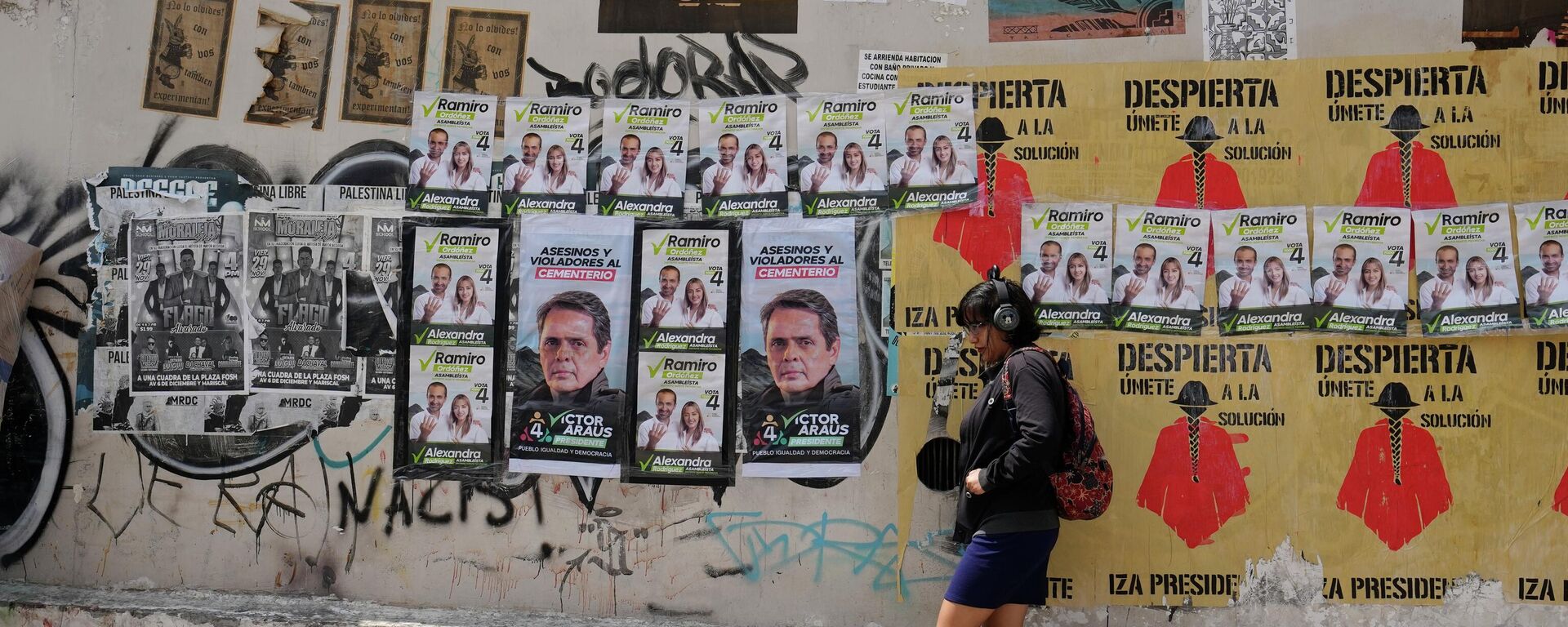 Mujer caminando por las calles de Ecuador - Sputnik Mundo, 1920, 14.04.2026