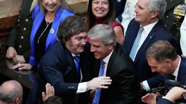 Javier Milei, presidente de Argentina, y Luis Caputo, ministro de Economía - Sputnik Mundo