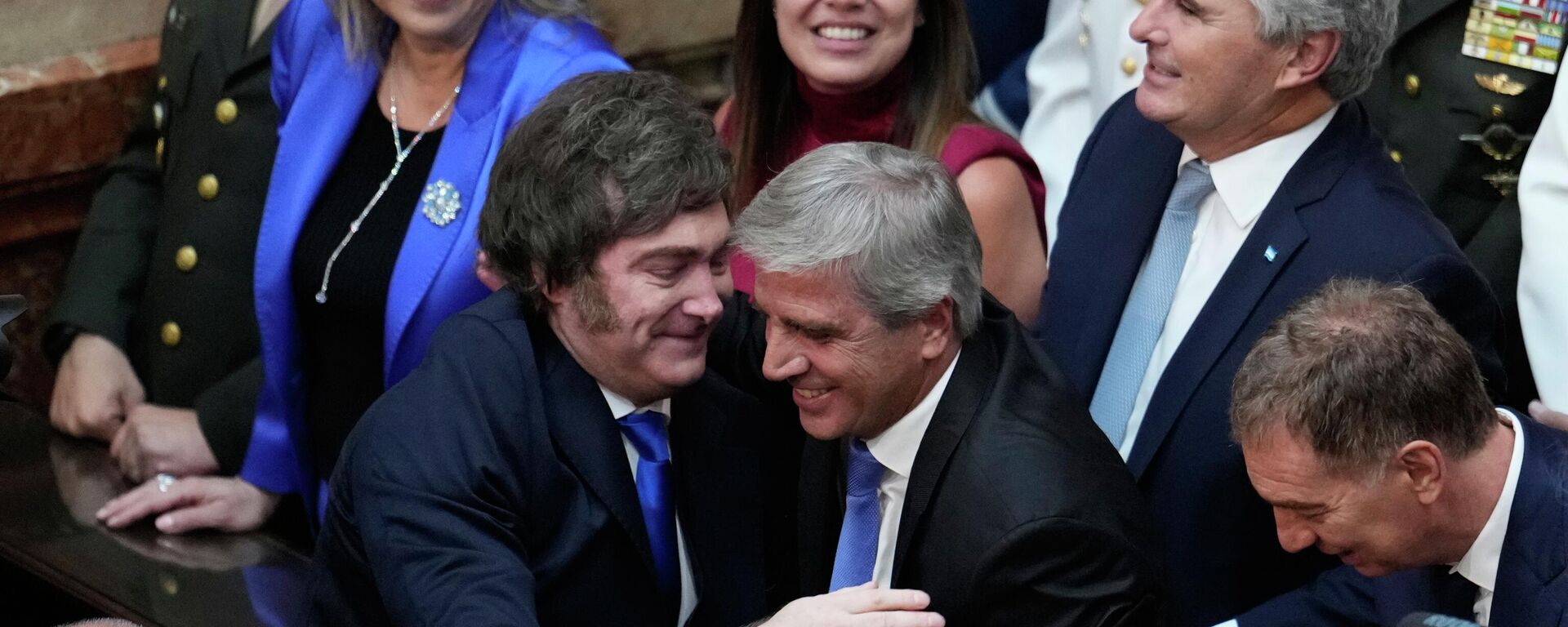 Javier Milei, presidente de Argentina, y Luis Caputo, ministro de Economía - Sputnik Mundo, 1920, 15.04.2026