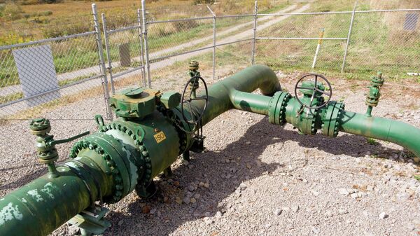 Gasoducto de gas natural y tapa de pozo de fracking (imagen referencial) - Sputnik Mundo
