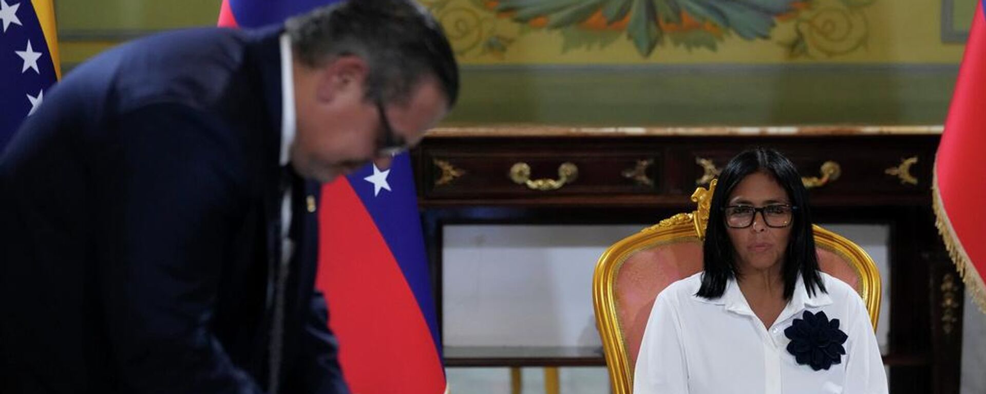 El representante de Chevron, Mariano Vela, firma un acuerdo que permite a la empresa ampliar sus operaciones petroleras en Venezuela, en presencia de la presidenta encargada Delcy Rodríguez, en el Palacio Presidencial de Miraflores, en Caracas (Venezuela), el lunes 13 de abril de 2026. - Sputnik Mundo, 1920, 15.04.2026