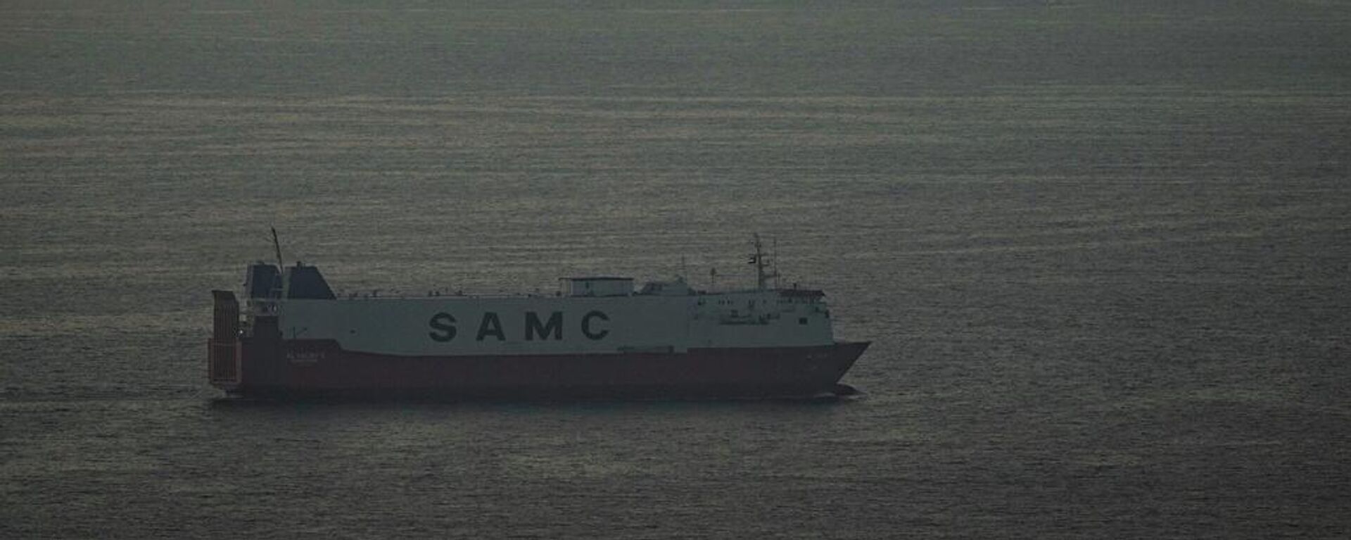 Buques de carga navegan por el golfo Pérsico en dirección al estrecho de Ormuz, en los Emiratos Árabes Unidos - Sputnik Mundo, 1920, 16.04.2026