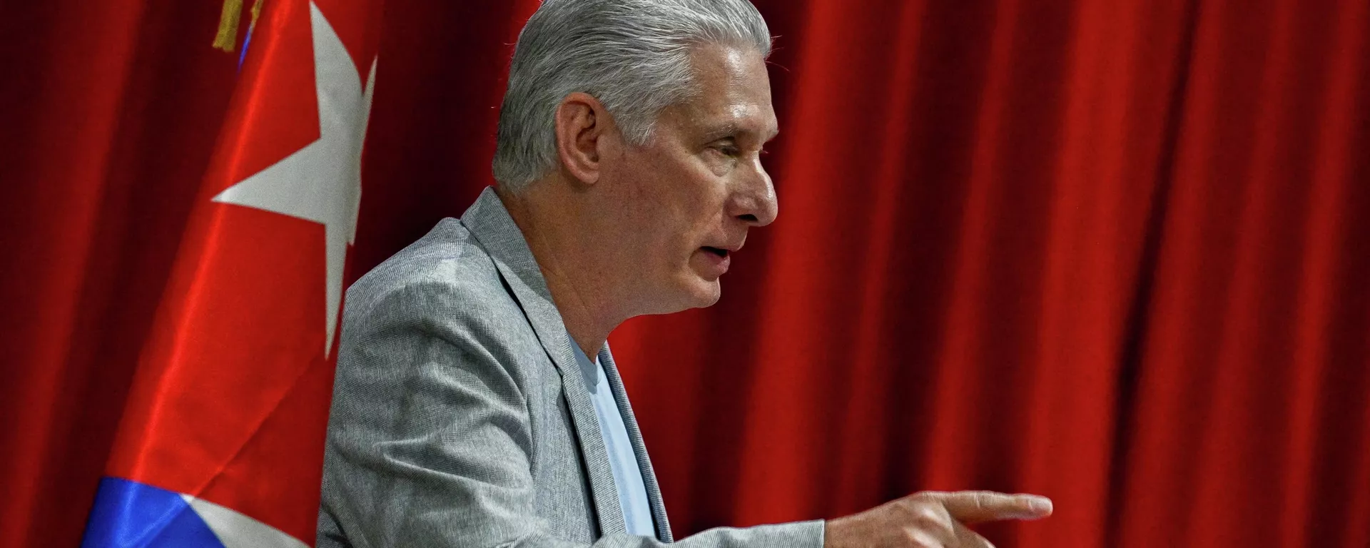 Miguel Díaz-Canel saluda a Sputnik en su estand en el Coloquio Patria - Sputnik Mundo, 1920, 16.04.2026