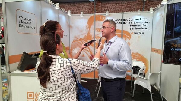 Oleg Vyazmitinov (derecha), jefe del servicio de radio Sputnik, en Cuba - Sputnik Mundo