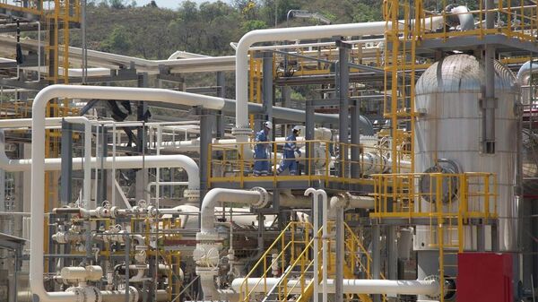 Trabajadores petroleros caminan por el interior de la nueva planta de gas natural en Bolivia - Sputnik Mundo