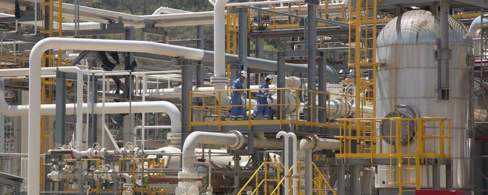 Trabajadores petroleros caminan por el interior de la nueva planta de gas natural en Bolivia - Sputnik Mundo, 1920, 17.04.2026