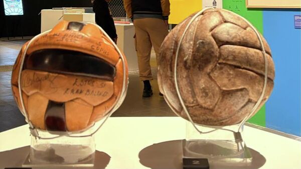 Un par de pelotas de futbol utilizadas en la primera mitad del siglo XX. - Sputnik Mundo