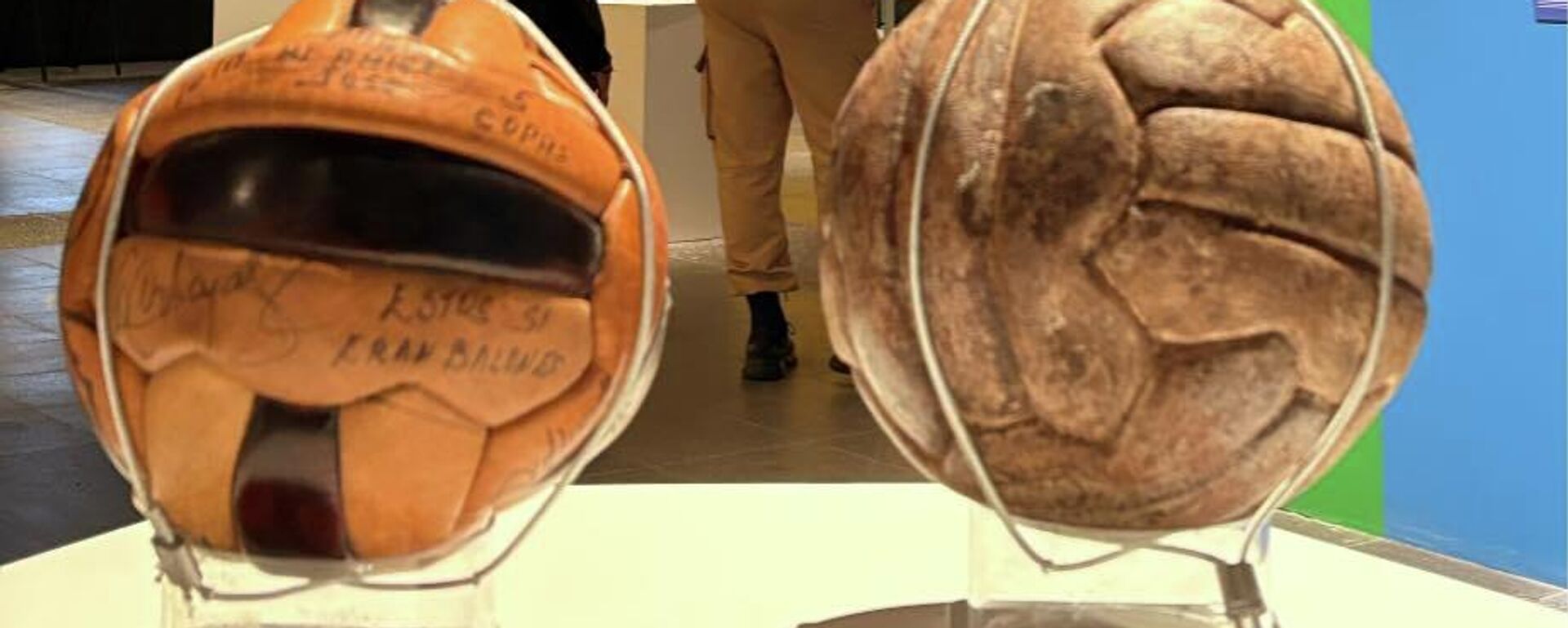 Un par de pelotas de futbol utilizadas en la primera mitad del siglo XX. - Sputnik Mundo, 1920, 17.04.2026