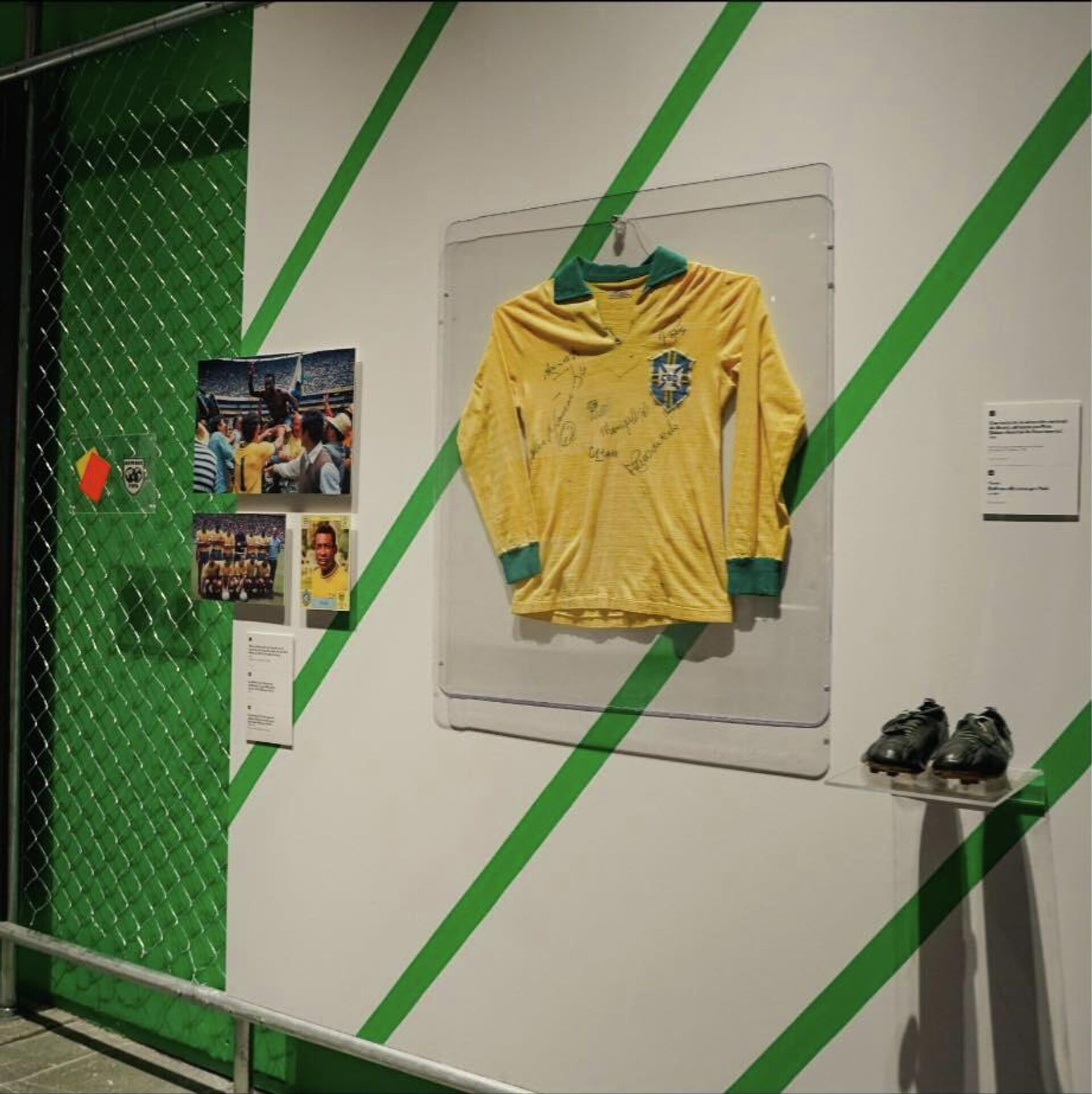 Una camiseta que utilizó la leyenda del futbol, Pelé - Sputnik Mundo, 1920, 17.04.2026