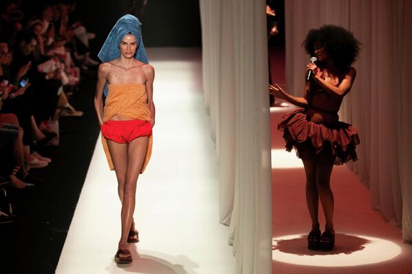 Una modelo luce un diseño de la colección Salinas junto a la cantante brasileña Agnes Nunes, en Pier Mara, durante la Semana de la Moda de Río. - Sputnik Mundo