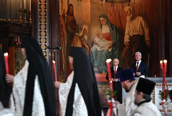 El presidente de Rusia, Vladímir Putin, y el alcalde de Moscú, Serguéi Sobianin, en la misa festiva de Pascua celebrada en la catedral de Cristo Salvador, en Moscú. - Sputnik Mundo