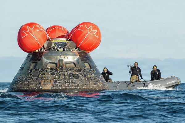 Buzos de la Armada de EEUU llevan a cabo una inspección del módulo tripulado Orión de la misión Artemis II, tras su amerizaje en el océano Pacífico, frente a la costa de California, el 10 de abril.La misión Artemis II de la NASA envió a cuatro astronautas a dar la vuelta a la Luna en la nave espacial Orión, que amerizó tras un viaje de 10 días. - Sputnik Mundo