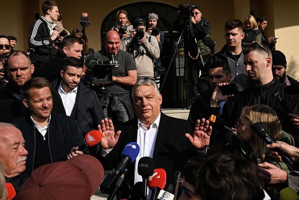 El primer ministro de Hungría, Viktor Orban, durante una rueda de prensa, tras votar en las elecciones parlamentarias en uno de los centros electorales de Budapest.El 12 de abril se celebraron elecciones en el país europeo, donde el mandatario actual, que está en el poder desde 2010, fue derrotado por el candidato opositor Péter Magyar, del partido Tisza. - Sputnik Mundo