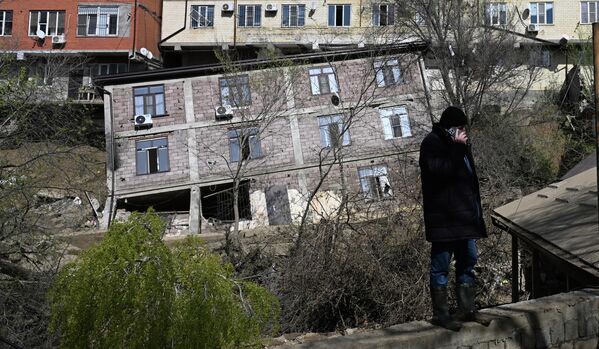 Un edificio residencial derrumbado a causa de las lluvias torrenciales en la ciudad de Majachkalá, en Daguestán, Rusia.  En la región se están llevando a cabo trabajos para hacer frente a las consecuencias de las intensas lluvias que provocaron graves inundaciones y deslizamientos de tierra a finales de marzo y principios de abril. - Sputnik Mundo