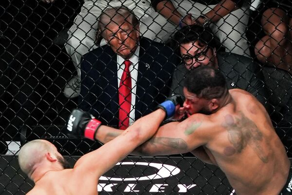 El presidente de EEUU, Donald Trump, y el director de negocios de UFC, Hunter Campbell, asisten al UFC 327 en el Kaseya Center, en Miami. - Sputnik Mundo