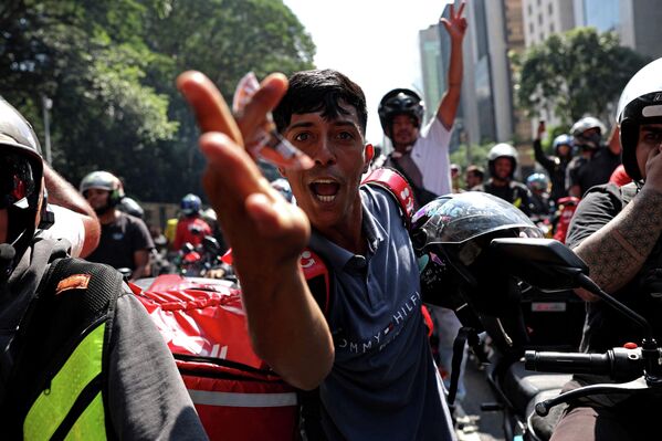 Repartidores se manifiestan en Sao Paulo para reclamar mejores condiciones laborales y manifestarse en contra de un proyecto de ley que regula el trabajo a través de aplicaciones, ya que, según ellos, esto menoscabaría la seguridad laboral y beneficiaría a las empresas tecnológicas. - Sputnik Mundo