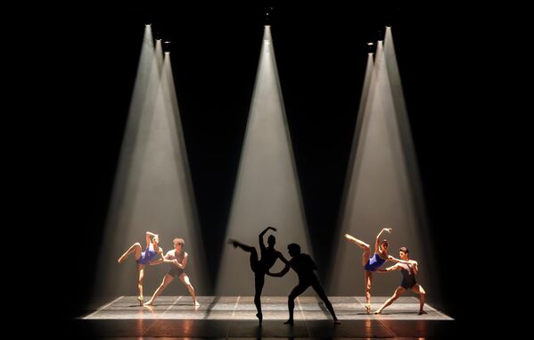 Artistas de la Compañía Nacional de Danza de México en el ballet Hikarizatto (del japonés: Un destello de luz), del coreógrafo Itzik Galili, en el escenario del Teatro Alexandrinski de San Petersburgo. La representación del ballet se celebra en el marco del XXV Festival Internacional de Ballet Dance Open. - Sputnik Mundo
