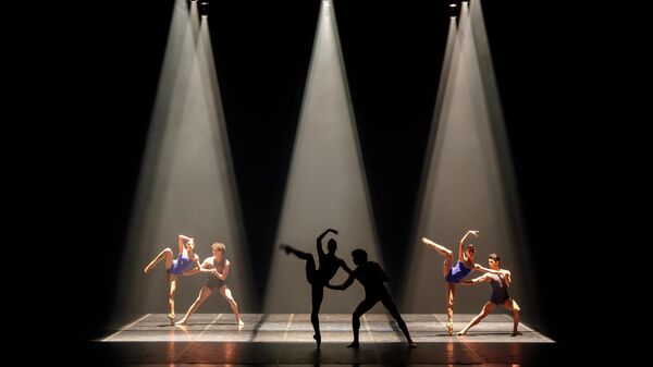 Artistas de la Compañía Nacional de Danza de México en el ballet Hikarizatto (del japonés: 'Un destello de luz'), del coreógrafo Itzik Galili, en el escenario del Teatro Alexandrinski de San Petersburgo, Rusia.  - Sputnik Mundo