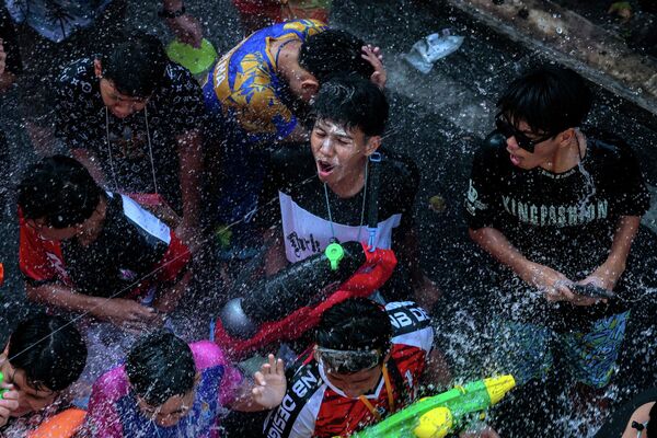 La gente se divierte con el agua mientras celebra el Songkran, que marca el Año Nuevo tailandés, en Bangkok, Tailandia. - Sputnik Mundo