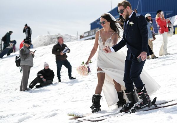 Participantes en el descenso de esquí nupcial en la estación de esquí de Sheregesh, Rusia, durante el festival GrelkaFest. - Sputnik Mundo