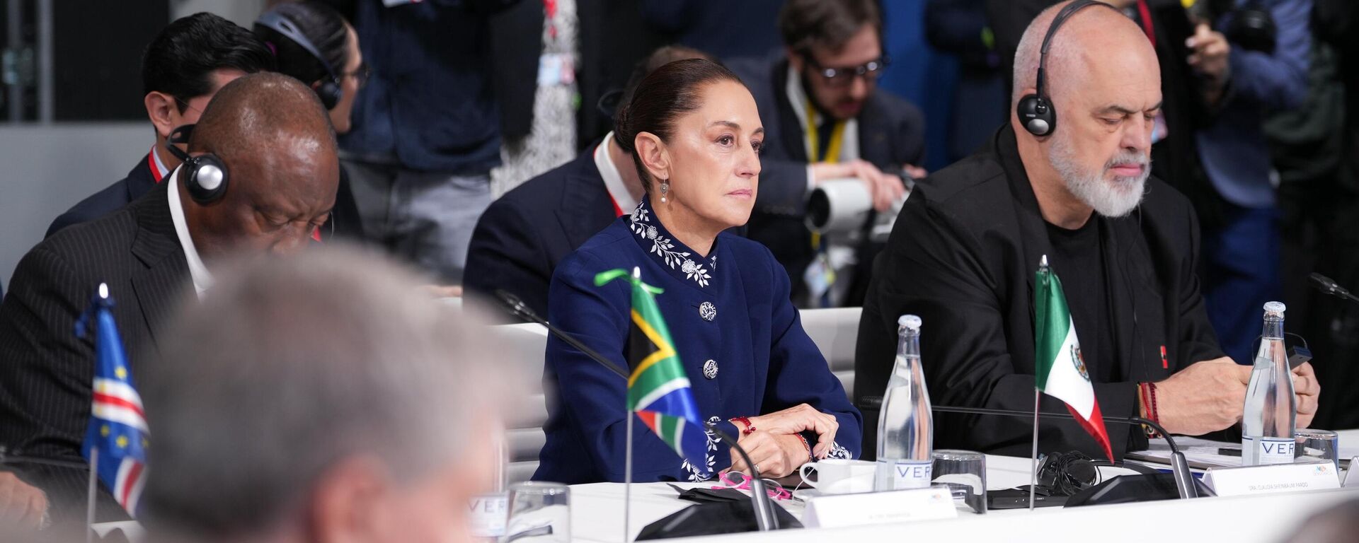 La presidenta de México, Claudia Sheinbaum, en la IV Cumbre en Defensa de la Democracia. - Sputnik Mundo, 1920, 18.04.2026