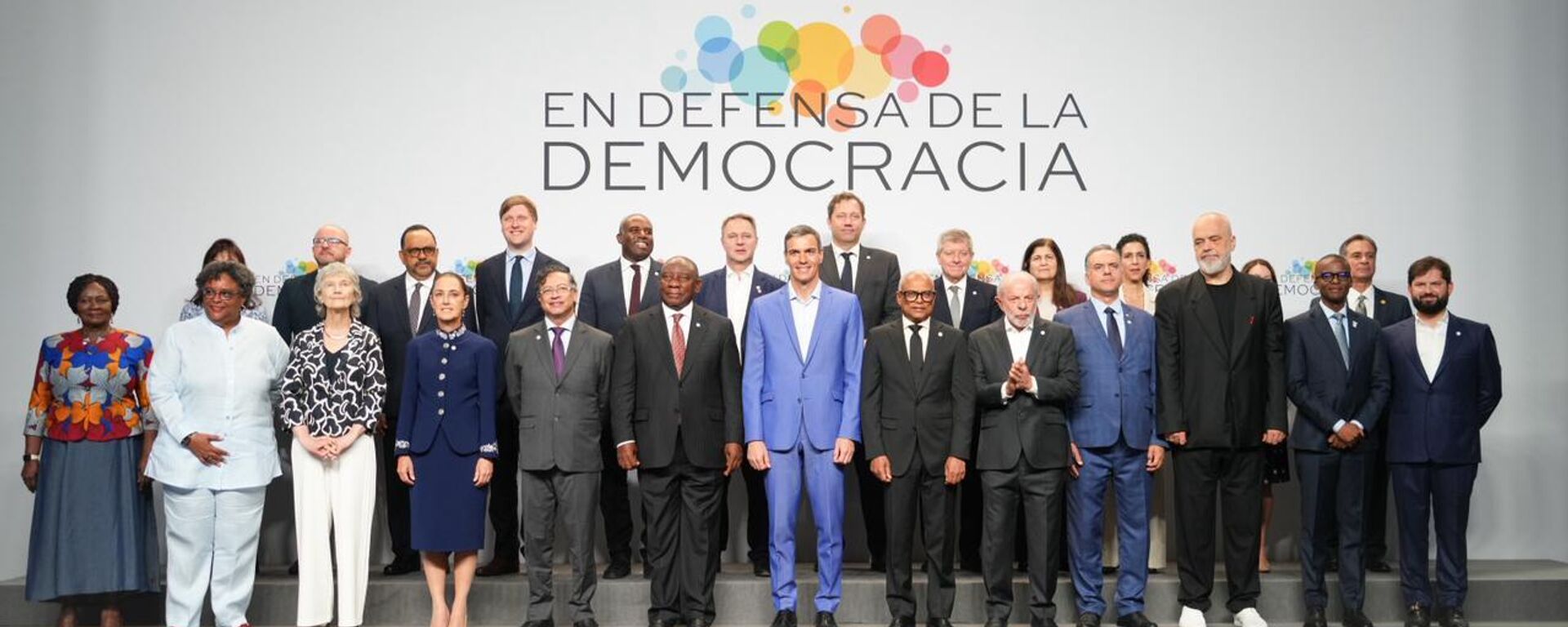 IV Cumbre en Defensa de la Democracia  - Sputnik Mundo, 1920, 19.04.2026