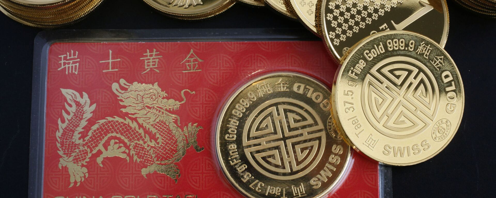 Lingotes de oro, fabricados por la empresa suiza Finemetal, se exhiben durante una conferencia de prensa en Hong Kong para anunciar el lanzamiento de la venta de monedas en el mercado chino. - Sputnik Mundo, 1920, 19.04.2026