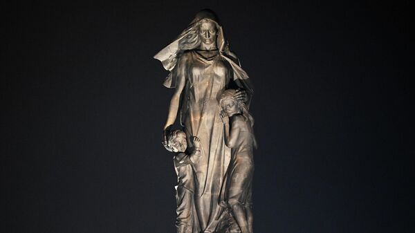 Fragmento del memorial en memoria de los civiles de la URSS – víctimas del genocidio nazi durante la Gran Guerra Patria en el pueblo de Záitsevo, región rusa de Leningrado. - Sputnik Mundo