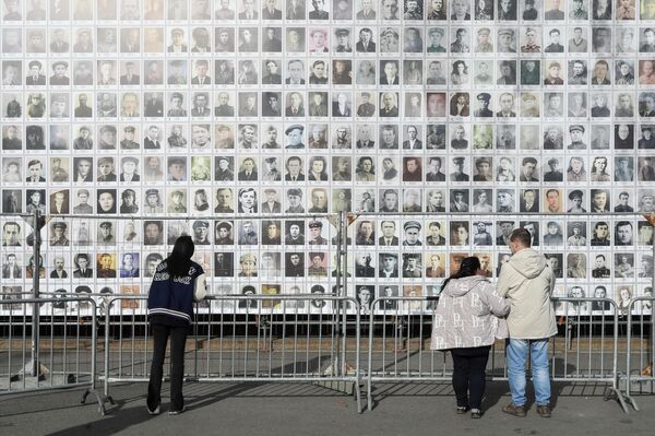 Visitantes de la exposición 'El asedio de Leningrado — genocidio nazi del pueblo soviético durante la Gran Guerra Patria' en San Petersburgo. - Sputnik Mundo