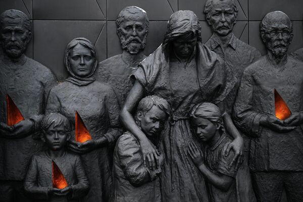 Fragmento del monumento en memoria de los civiles de la URSS — víctimas del genocidio nazi durante la Gran Guerra Patria, en el pueblo de Záitsevo, región rusa de Leningrado. - Sputnik Mundo