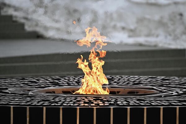 La llama eterna junto al monumento en memoria de los civiles de la URSS — víctimas del genocidio nazi durante la Gran Guerra Patria, en la aldea de Záitsevo, región rusa de Leningrado. - Sputnik Mundo