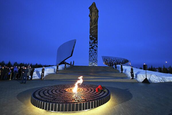 Ceremonia de inauguración del monumento en memoria de los civiles de la URSS, víctimas del genocidio nazi durante la Gran Guerra Patria, en la aldea de Záitsevo, región rusa de Leningrado. - Sputnik Mundo